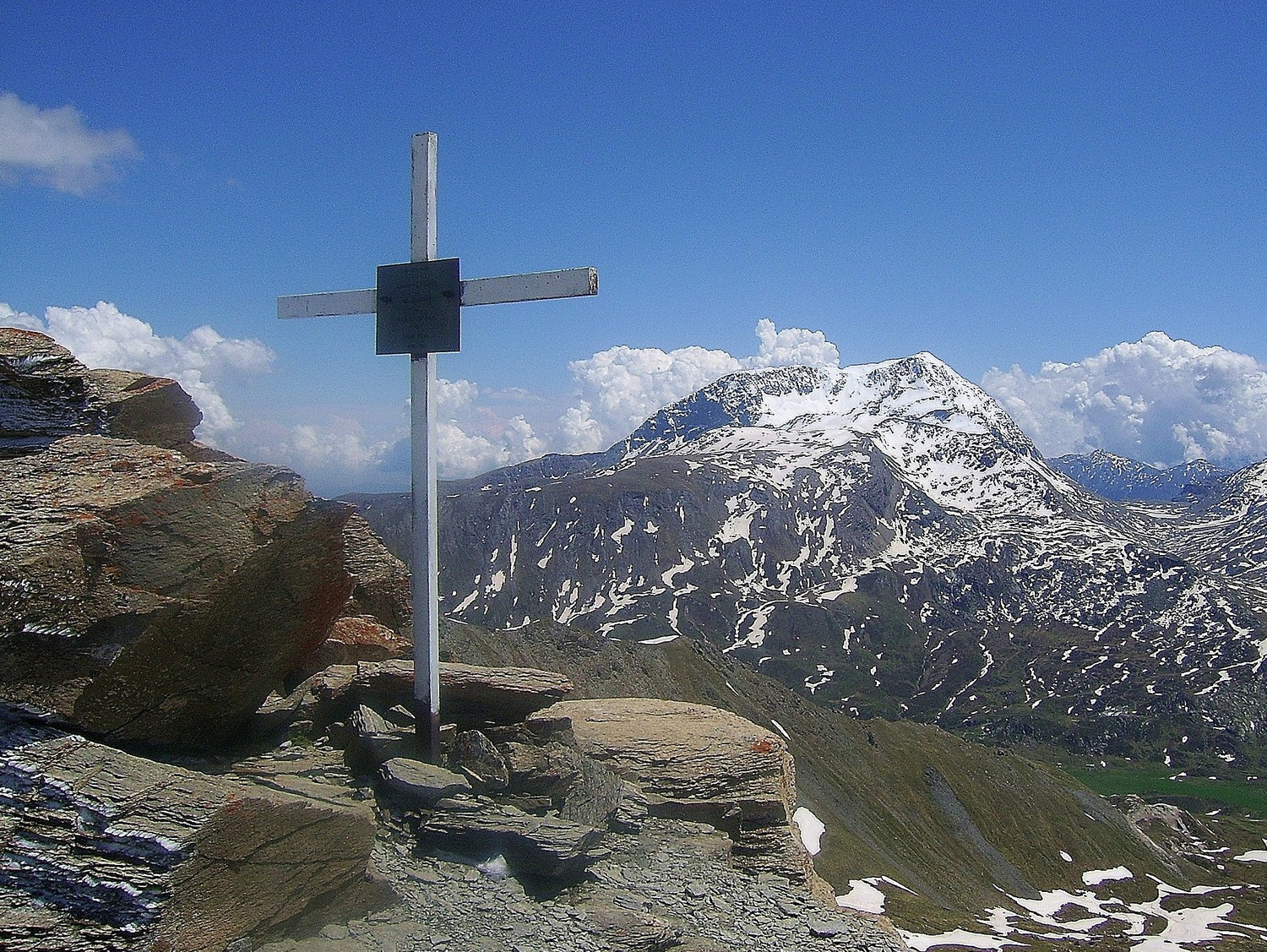 Une croix sur l'arête ouest, face au Giusalet