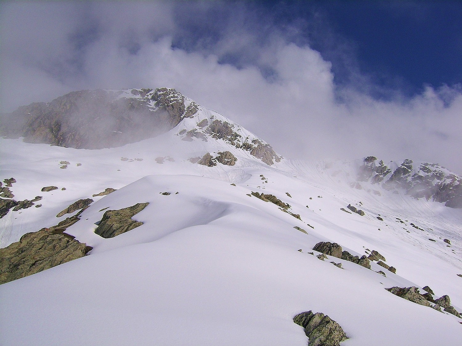 Beaucoup de neige sous le Grand Roc...