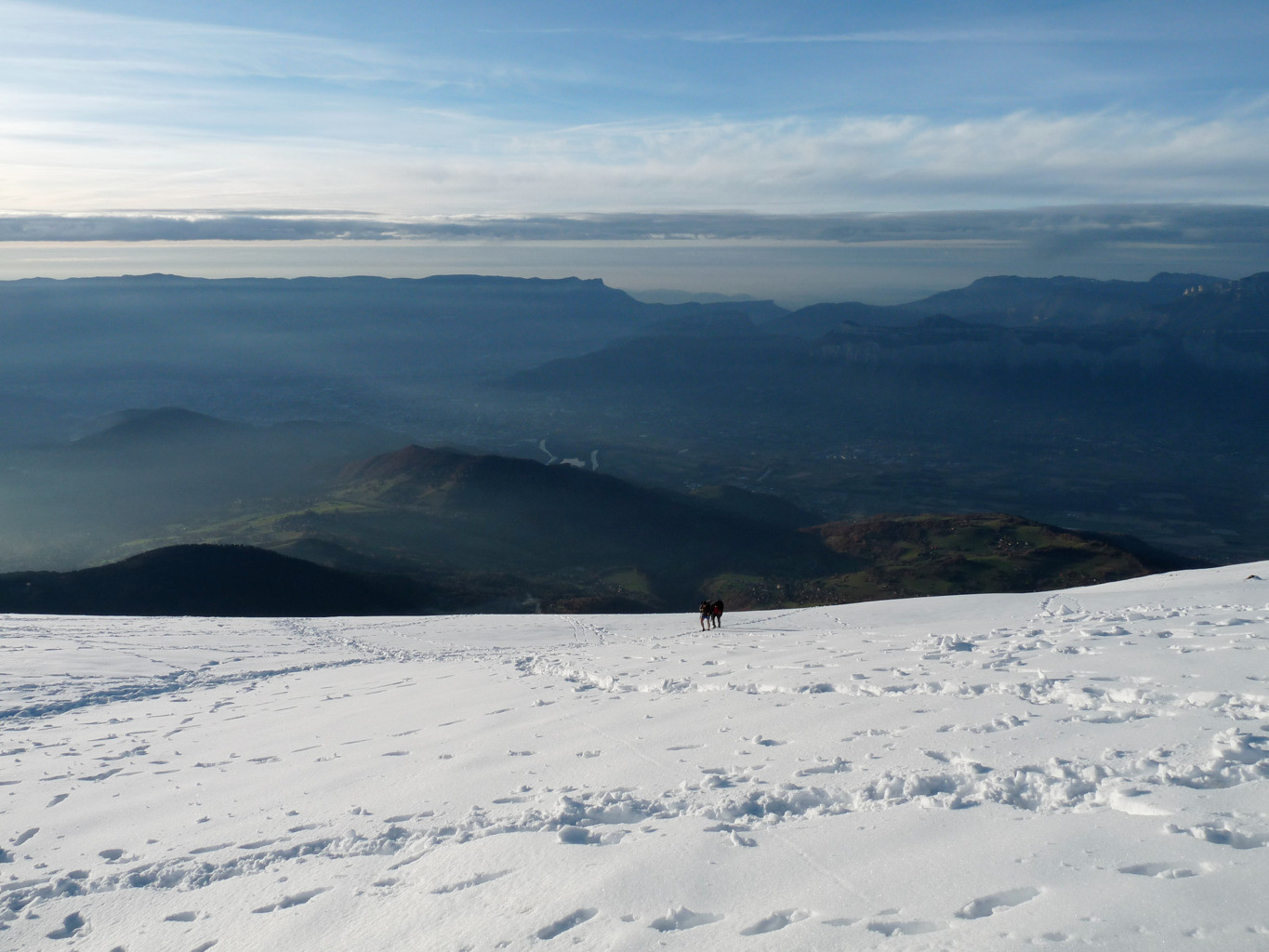 La neige, let la cuvette pleine de bouillon.