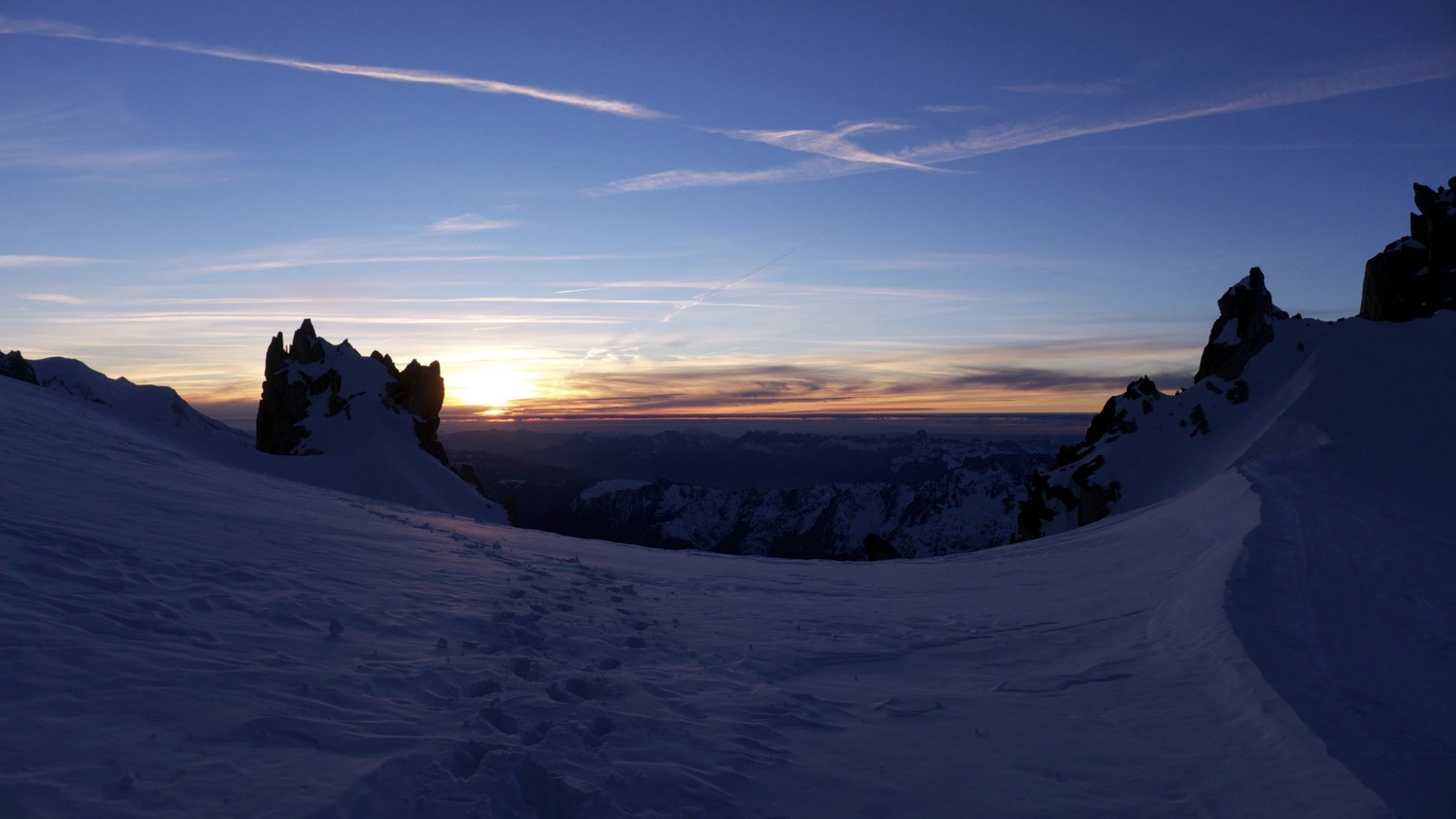Coucher de soleil après les rappels de la voie normale