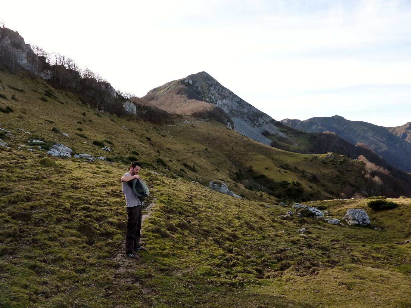 Le Durban au fond et le sentier redecend au niveau de la forêt (abreuvoir)