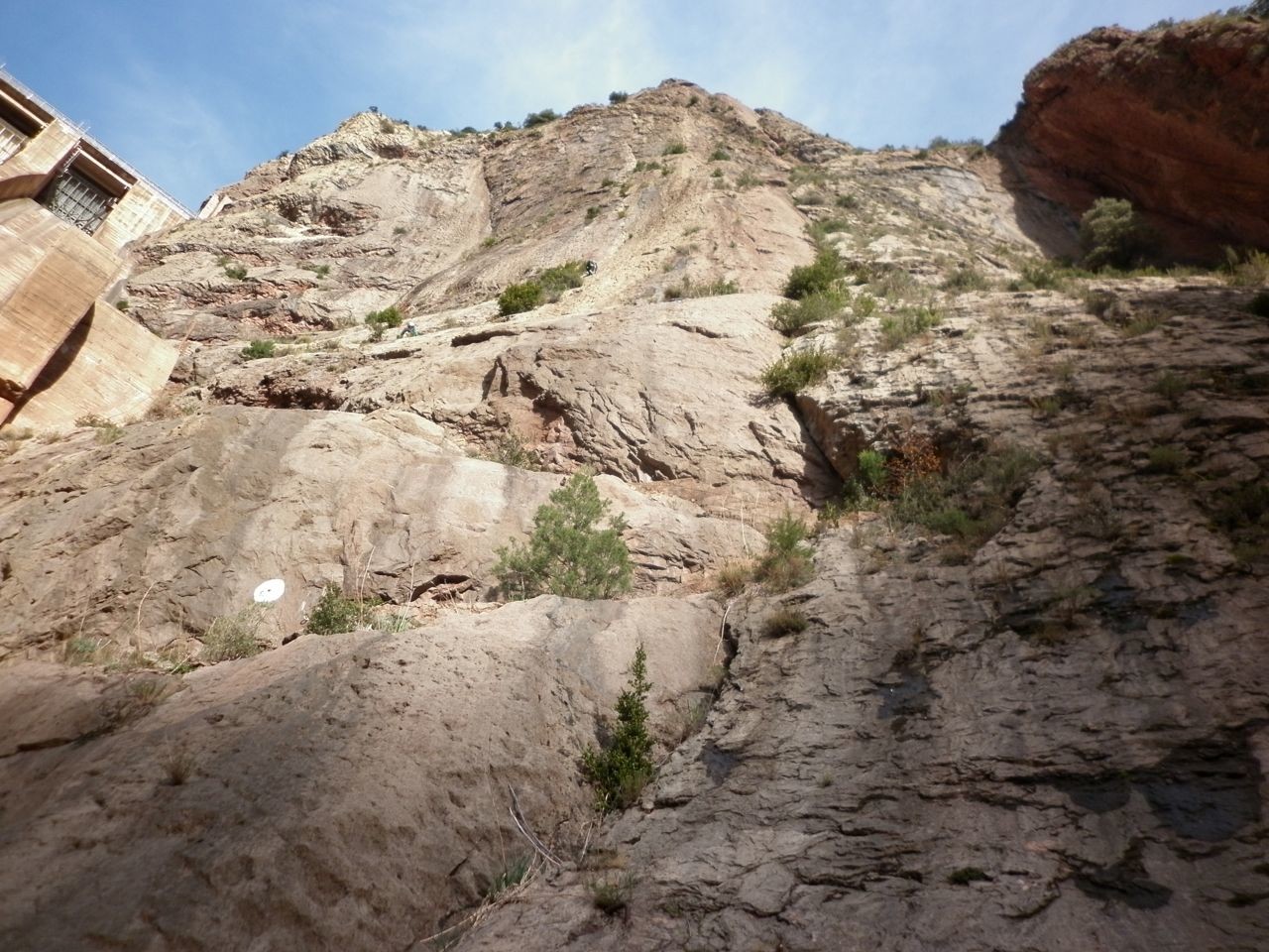 La voie passe sur les dalles à gauche de la fissure