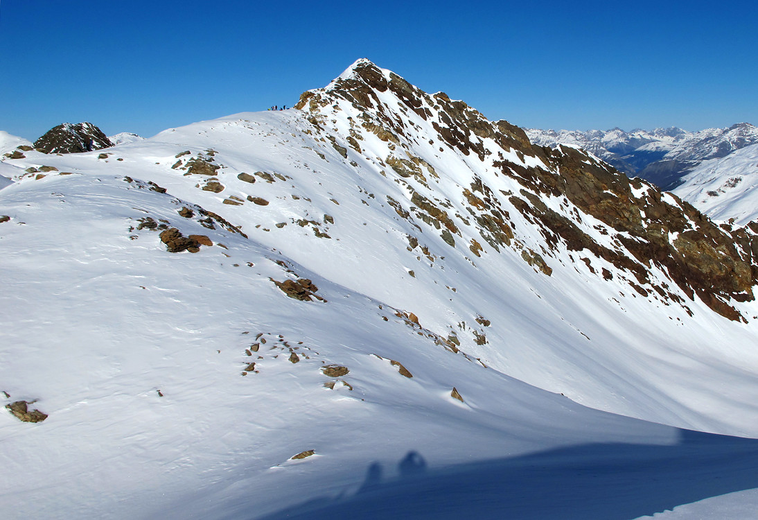 il Piz Ursera visto dall'anticima meridionale...