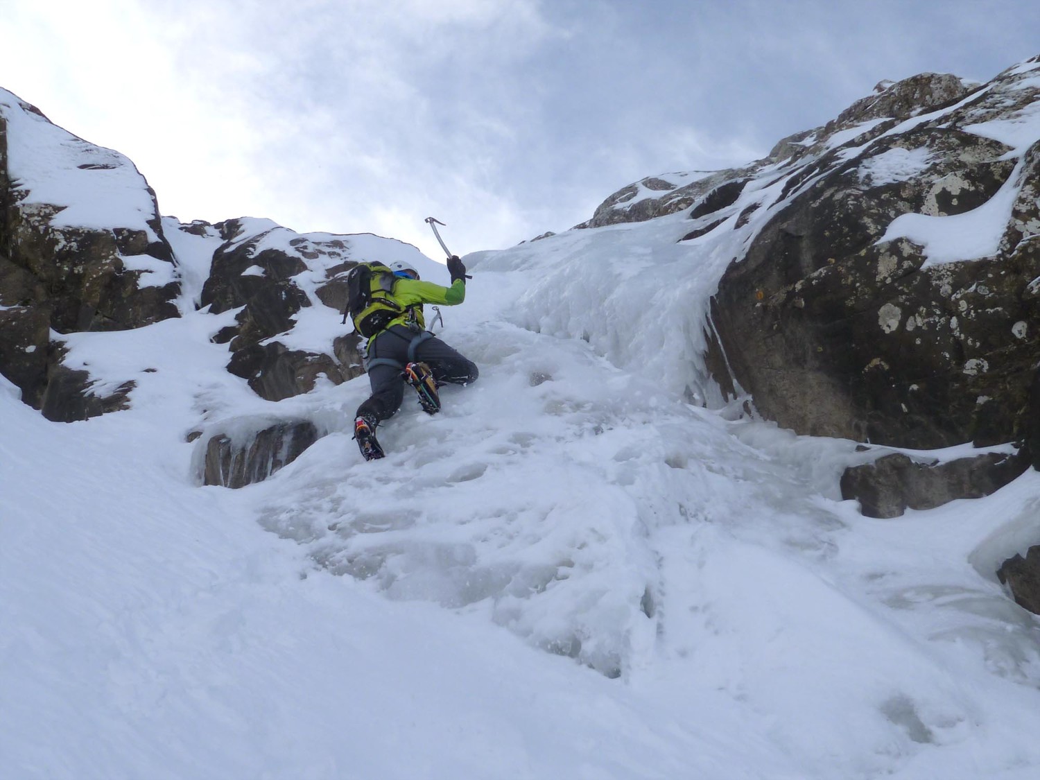 Karadoc dans les petits ressauts en glace de l'étranglement du glacier