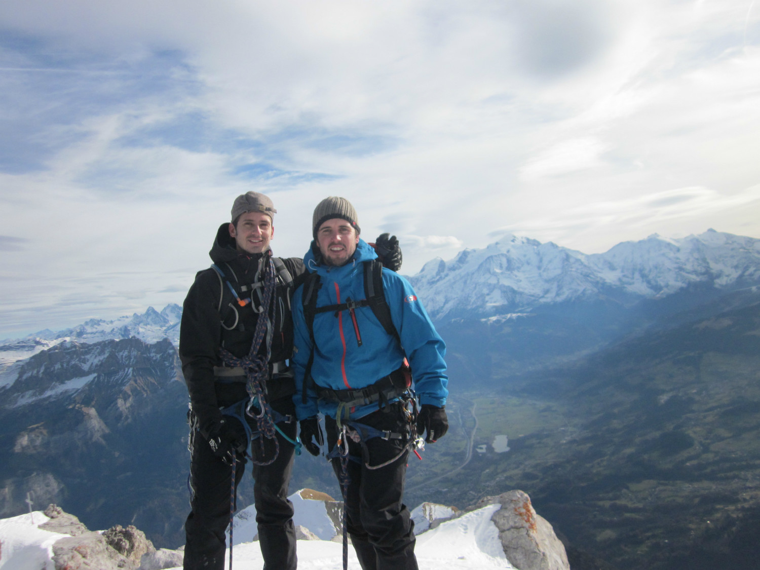 On est content d'être arrivé la haut