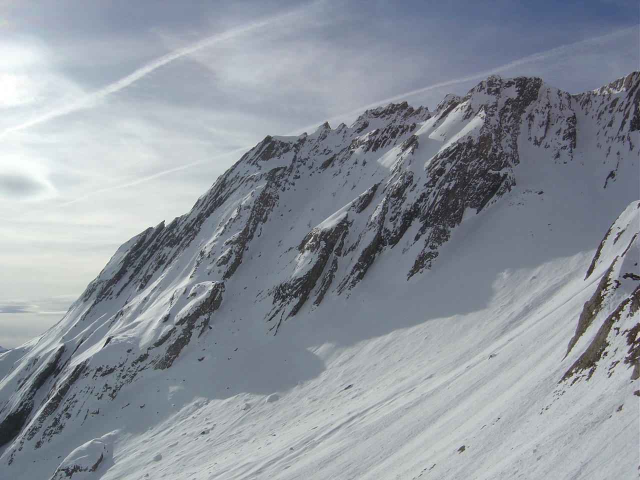 Le couloir NE de l'aiguille des Sasses à gauche
