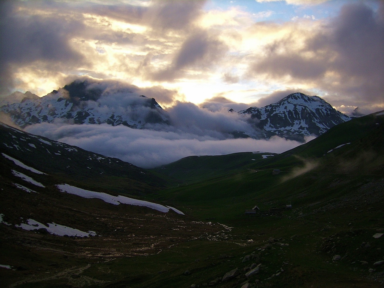 Depuis la Croix de Fer, le soleil se couche derrière Belledonne