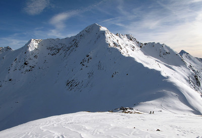 Monte Vago; la paretina NNE ben innevata (in ombra). La delimita sulla destra la cresta NW.  