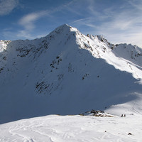 Monte Vago; la paretina NNE ben innevata (in ombra). La delimita sulla destra la cresta NW.  