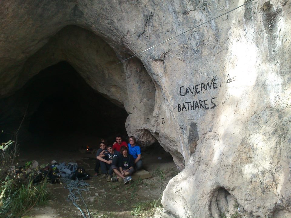 Vue d'ensemble de l'entrée de la Caverne avec la fine équipe !