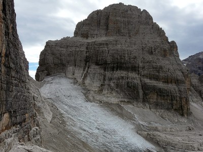 Torre di Brenta et les restes de glacier de Sfulmini