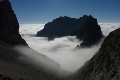 Le refuge Tosa émmerge de la brume Le refuge Tosa émmerge de la brume