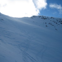 Versant N du sommet de la Querlaye (à droite)