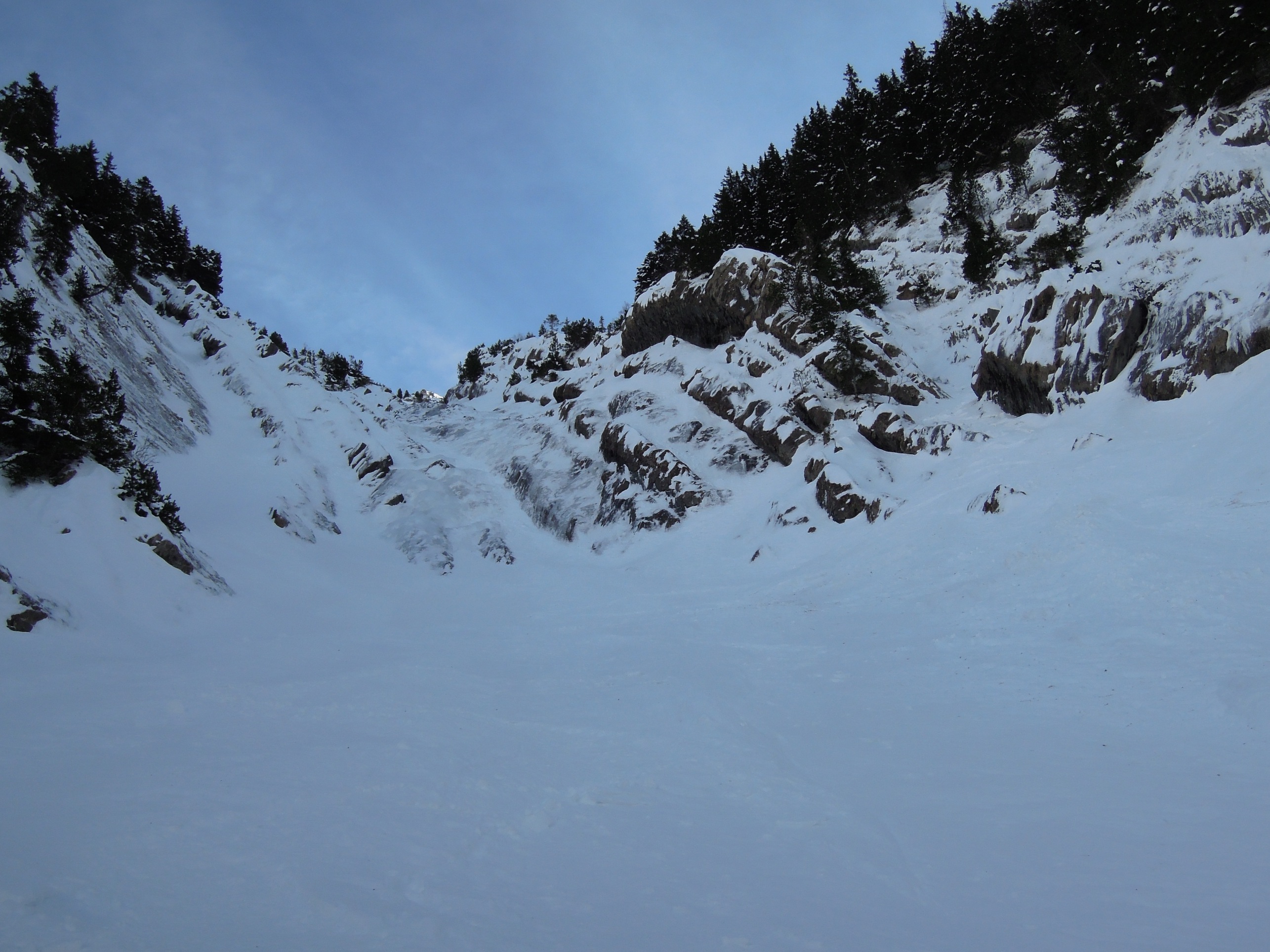 Le goulet emprunté, à droite, et des "variantes" à gauche, n'ayant pas