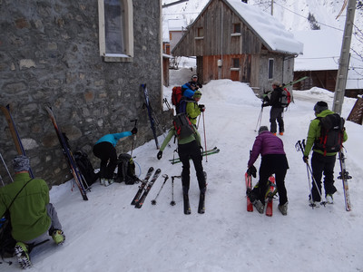 Un départ du gîte skis aux pieds Un départ du gîte skis aux pieds