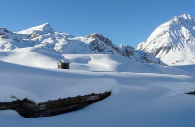 Le refuge du Plan du Lac sous la neige, face à la Pointe de la réchasse Le refuge du Plan du Lac sous la neige, face à la Pointe de la réchasse