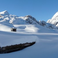Le refuge du Plan du Lac sous la neige, face à la Pointe de la réchasse
