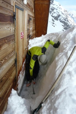 Déneigementde l'entrée du refuge de Chalance Déneigementde l'entrée du refuge de Chalance