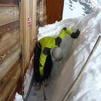 Déneigementde l'entrée du refuge de Chalance