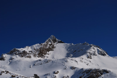 Il Pizzo Paradisino 3302m con il ripido pendio prima del tratto da fare piedi, visto nei pressi della quota 2863m Il Pizzo Paradisino 3302m con il ripido pendio prima del tratto da fare piedi, visto nei pressi della quota 2863m