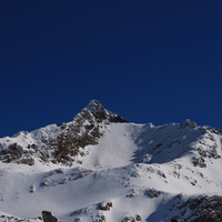 Il Pizzo Paradisino 3302m con il ripido pendio prima del tratto da fare piedi, visto nei pressi della quota 2863m