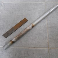 le plat d'acier et le tube avant transformation