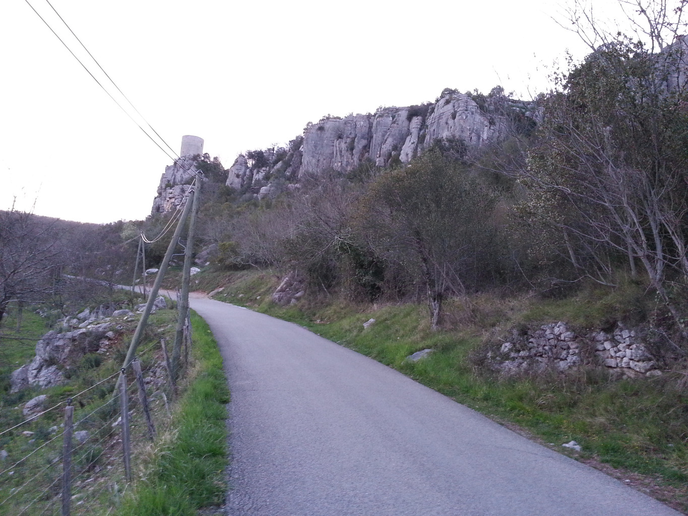 Vue de la tour et des voies depuis la route