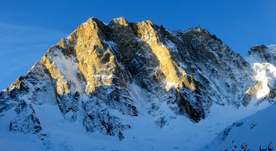 Face N des Grandes Jorasses au petit matin Face N des Grandes Jorasses au petit matin