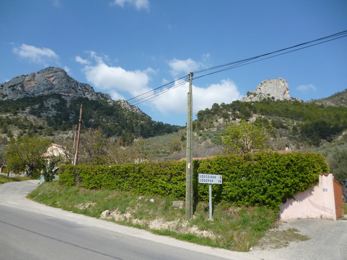 Ubrieux et Aiguille de Buis : pour l'aiguille monter à droite après le panneau
