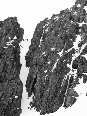 Cordée à l'attaque de Tower Ridge, à la sortie du couloir de Douglas Boulder Cordée à l'attaque de Tower Ridge, à la sortie du couloir de Douglas Boulder