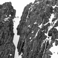 Cordée à l'attaque de Tower Ridge, à la sortie du couloir de Douglas Boulder