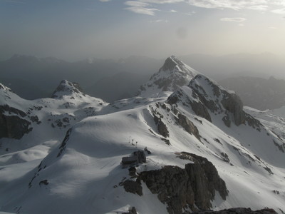 Triglavski Dom vu depuis l'arête du Triglav Triglavski Dom vu depuis l'arête du Triglav
