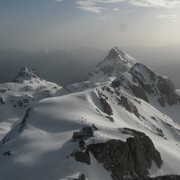 Triglavski Dom vu depuis l'arête du Triglav