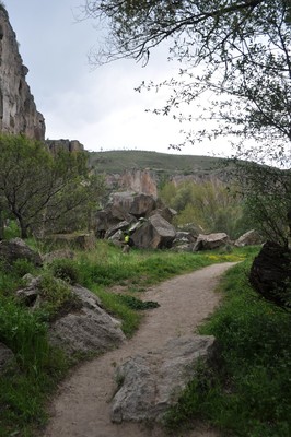 le sentier au coeur du canyon, jalonné de bloc le sentier au coeur du canyon, jalonné de bloc