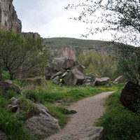 le sentier au coeur du canyon, jalonné de bloc