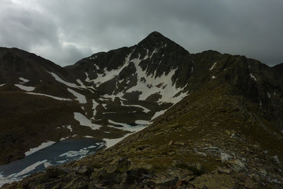 Depuis la croupe, crête NW de l'Enfer à droite et le premier lac de la Coma de l'Infern. Tout à gauche, le col d'accès à la face Nord.