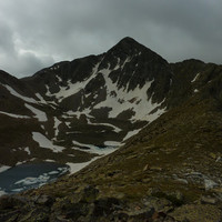 Depuis la croupe, crête NW de l'Enfer à droite et le premier lac de la Coma de l'Infern. Tout à gauche, le col d'accès à la face Nord.