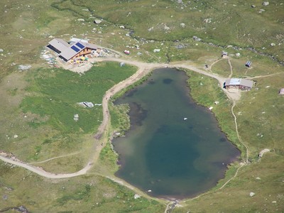 Le lac et le refuge de la Blanche, vu du sommet. Le lac et le refuge de la Blanche, vu du sommet.