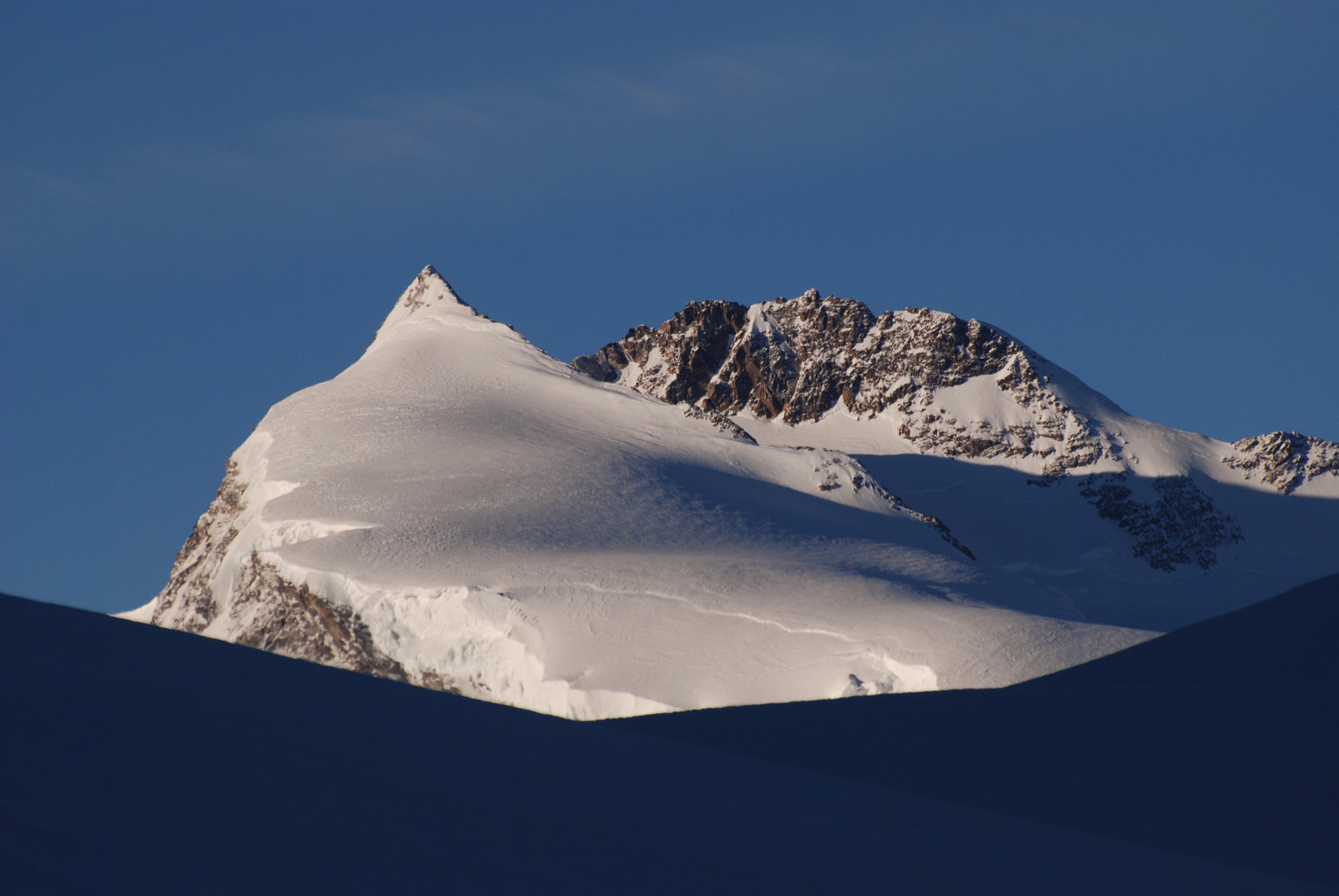 Punta Nordend 4609m e Dufour 4633m visti da N durante la salita all