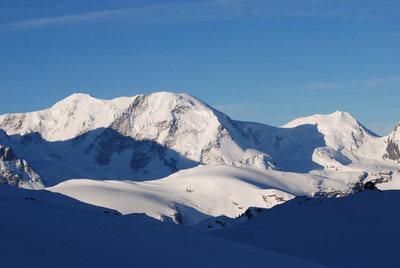 Il versante N dei Liskamm 4527m E, 4481m W e  del Castore 4221m visti durante la salita all'Alphubel dalla Taschhutte