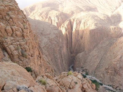 Les gorges vues du sommet de la paroi du levant Les gorges vues du sommet de la paroi du levant