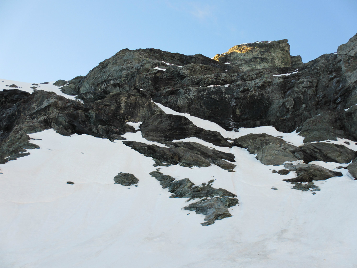 3 ou 4 pas de mixte dans le rocher glacé pour débuter la face nord