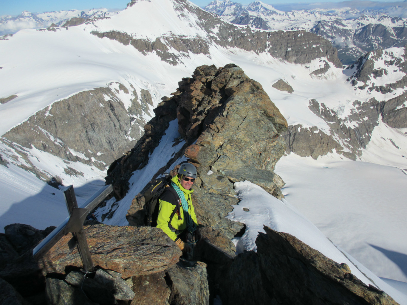 vue sur le sommet rocheux bien déneigé