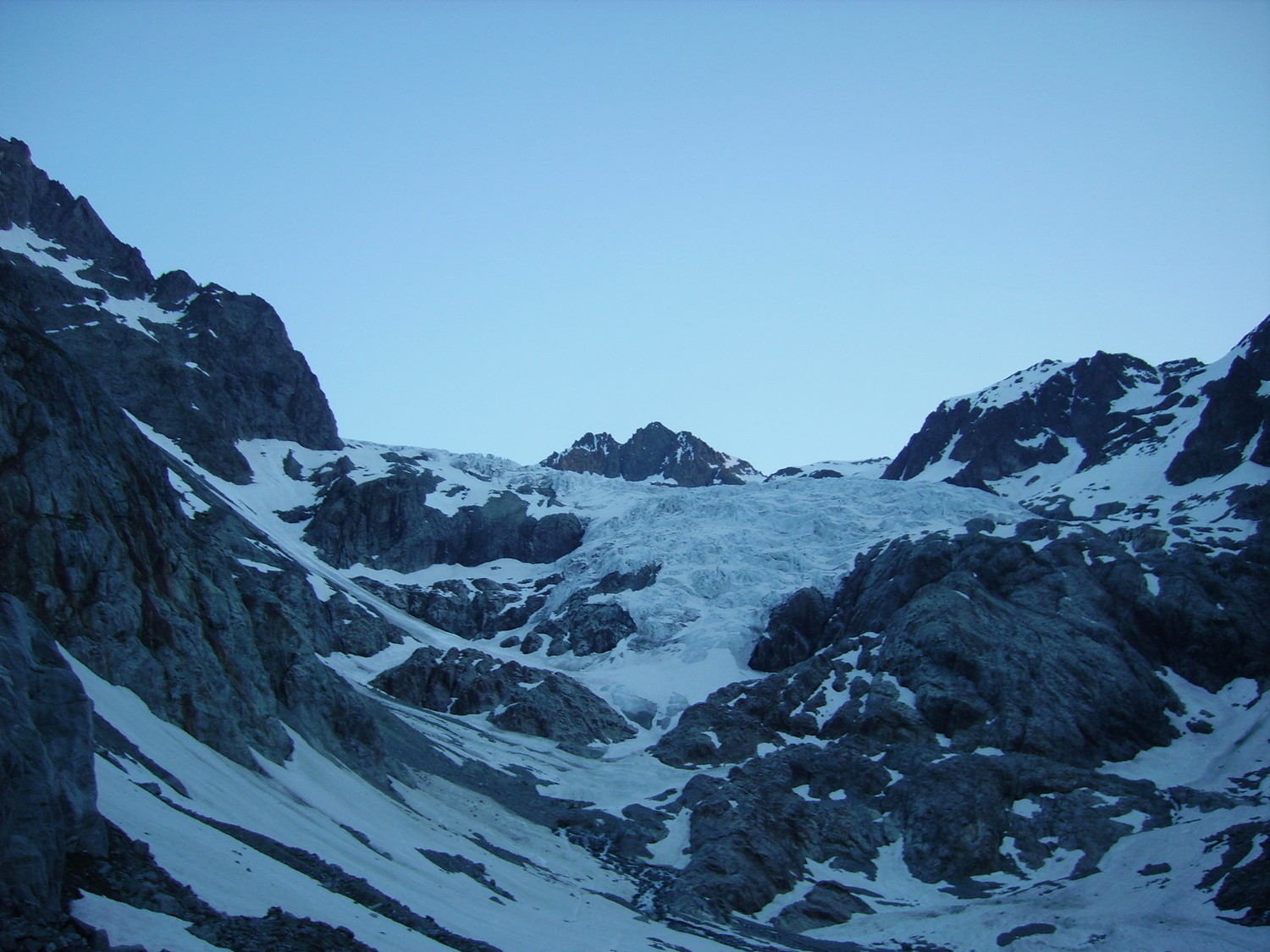 Bas du glacier blanc à l'aube