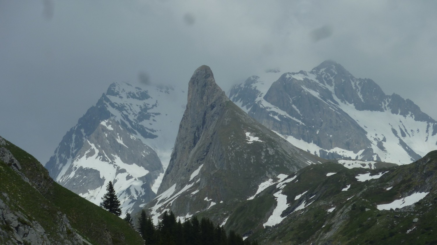 l'aiguille depuis le sentier qui monte au refuge