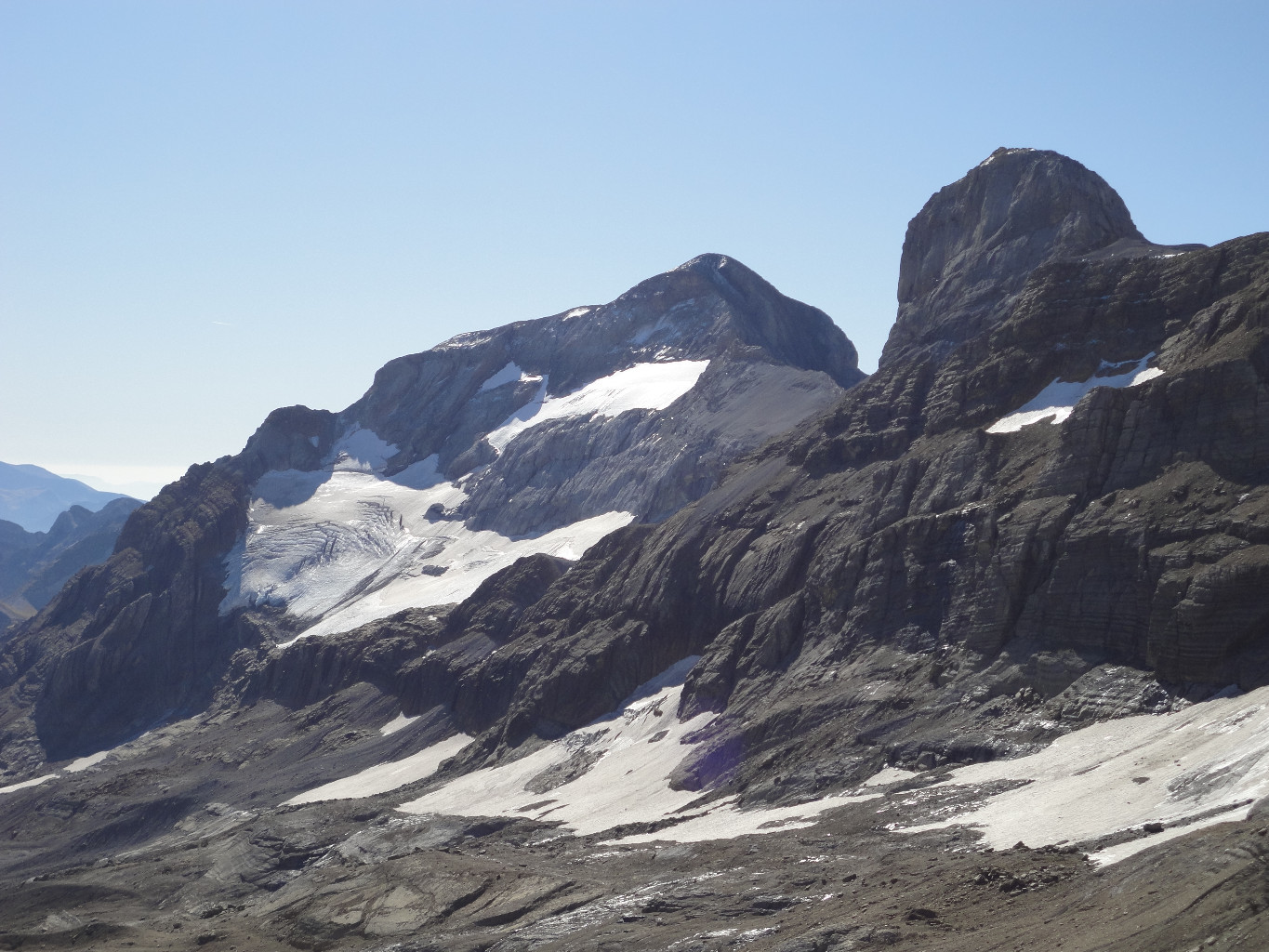 Tout de même.. j'irais bien répéter une voie dans la tour à droite! Malgré la marche d'approche.