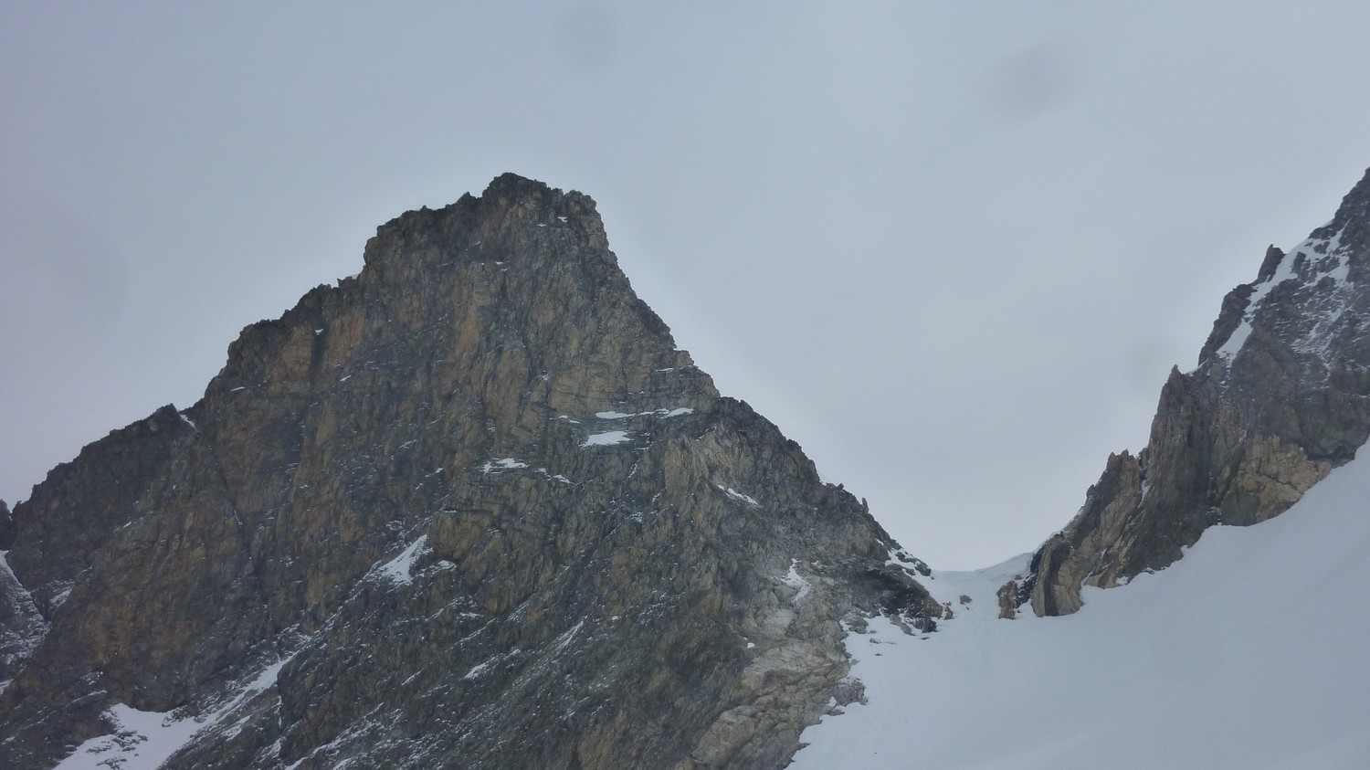 A la sortie de l'arête, on voit le col ds glières.