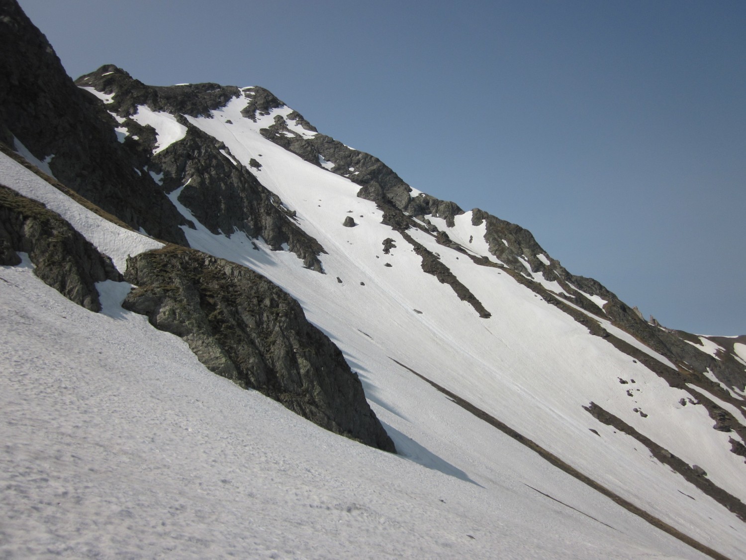 En montant au col de Soques, vue sur le couloir N du pic de Soques