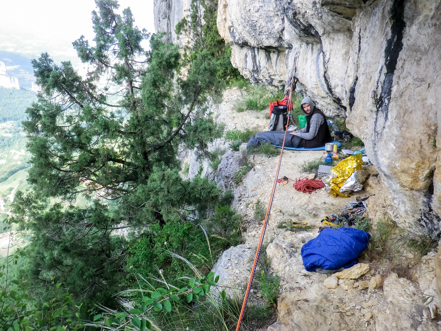 Le bivouac sur la vire médiane