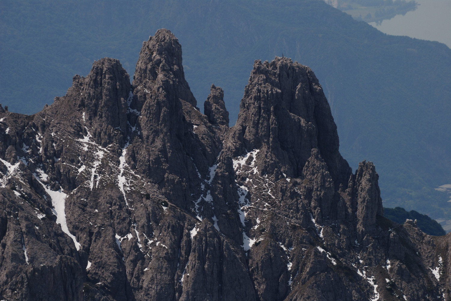 I torrioni lungo la cresta Segantini in Grignetta ripresi dal Grignone 2409m